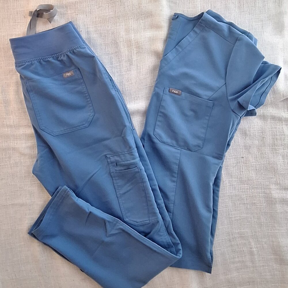FIGS Ceil Blue Scrubs Set. Small